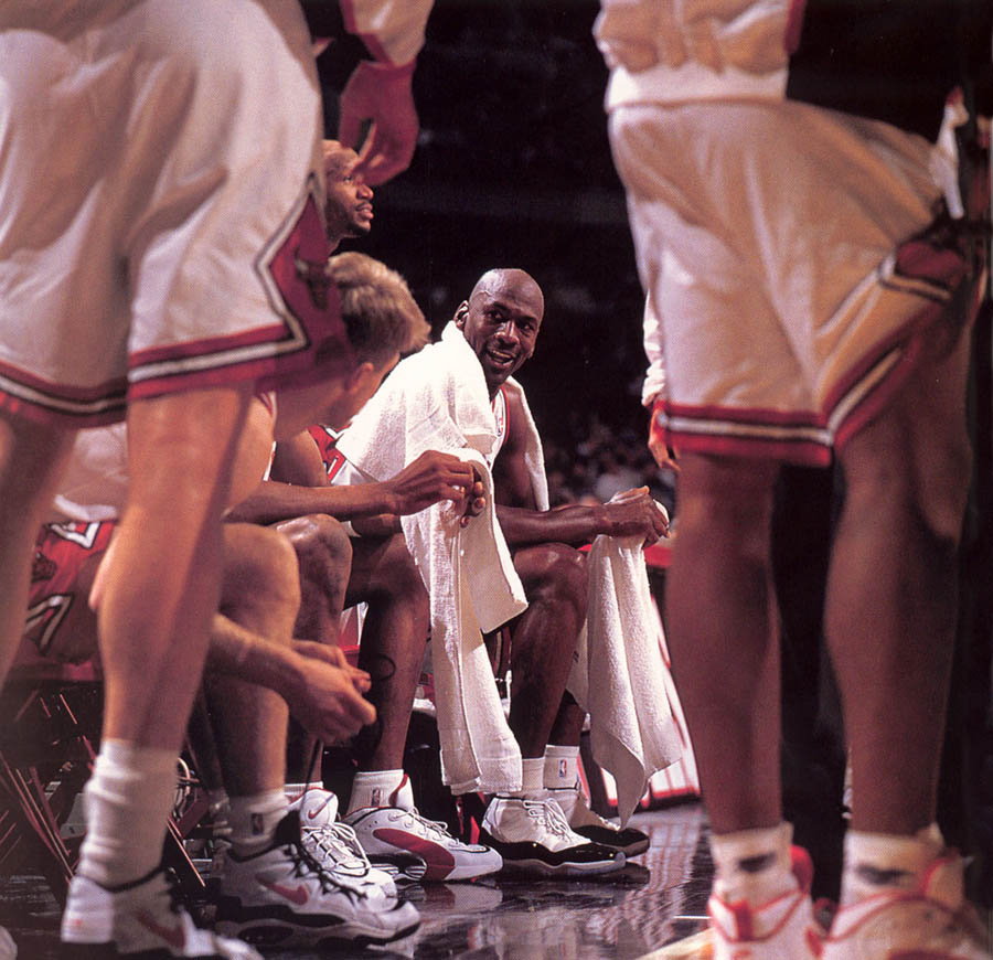 Michael Jordan wearing Air Jordan XI 11 Concord (01)