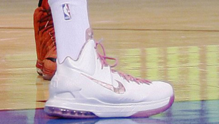 Kevin Durant wears Nike Zoom KD V Aunt Pearl