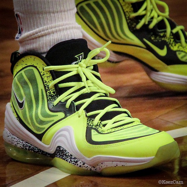 Deron Williams Honors Nets Fan in the 'Volt' Nike Air Penny 5 (3)