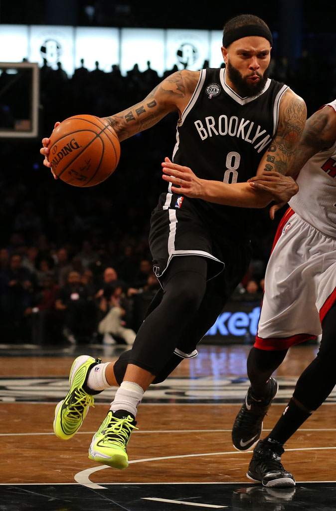 Deron Williams Honors Nets Fan in the 'Volt' Nike Air Penny 5 (1)