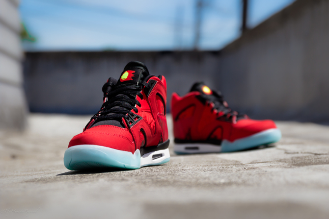 Nike Air Tech Challenge Hybrid in Chilling Red Front
