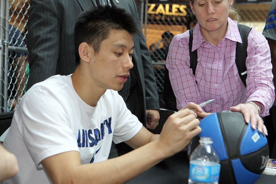 Jeremy Lin at Florida Mall Foot Locker 2012 All-Star Weekend (3)