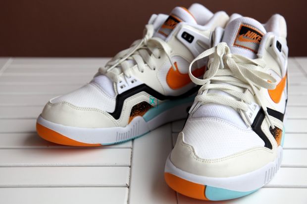 nike air tech challenge kumquat