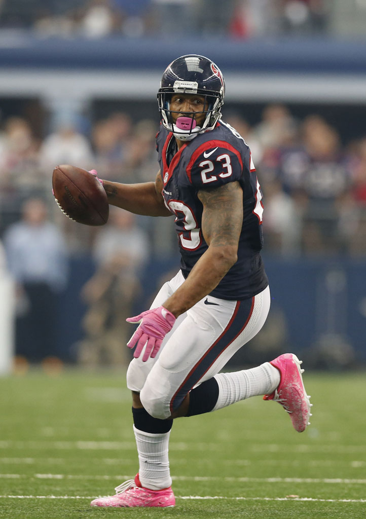 Arian Foster wearing Under Armour Nitro Icon Mid Breast Cancer Awareness Pink