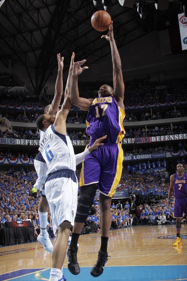 Andrew Bynum wearing the Nike Zoom Hyperfuse