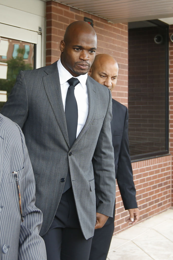 Nike Terminates Contract with Adrian Peterson (2)