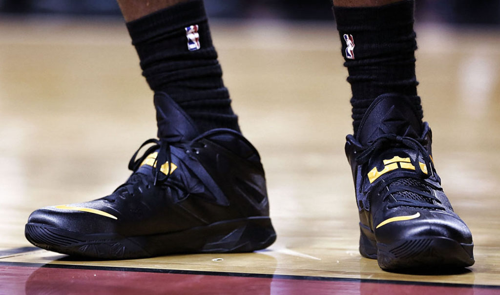 LeBron James wearing Nike Zoom Soldier VII 7 Black/Yellow
