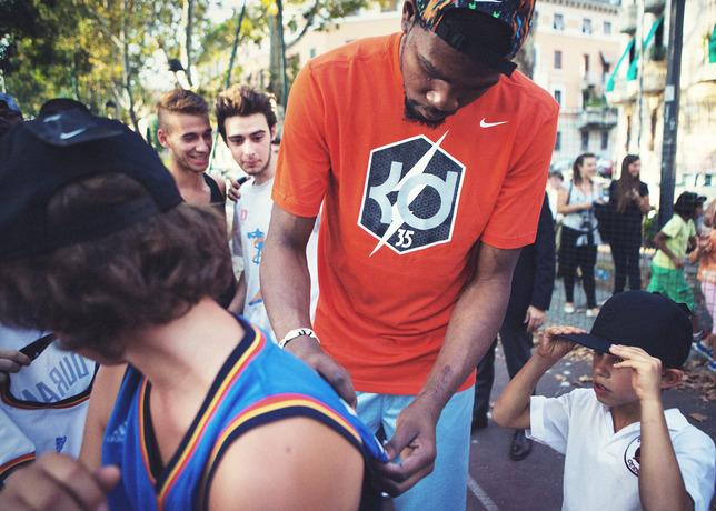 kevin durant visits milan fans on nike european tour 