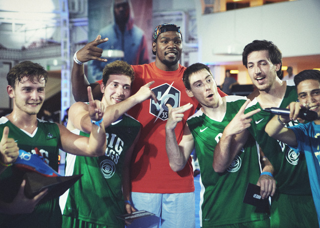kevin durant with italian players at palazzo del ghiaccio on nike european tour 