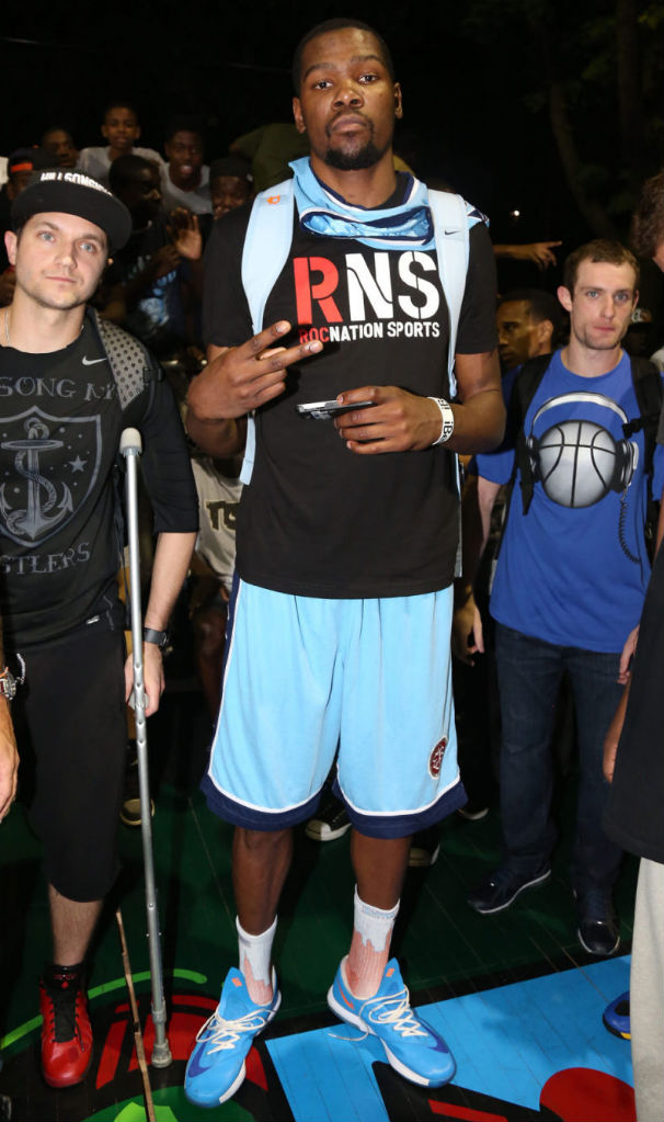 Kevin Durant wearing Blue Nike KD VI (1)