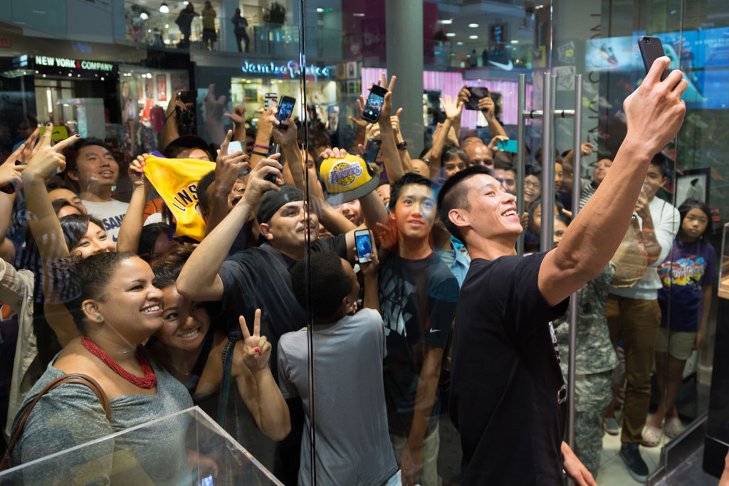 Jeremy Lin Meets Fans at Culver City Foot Locker (4)