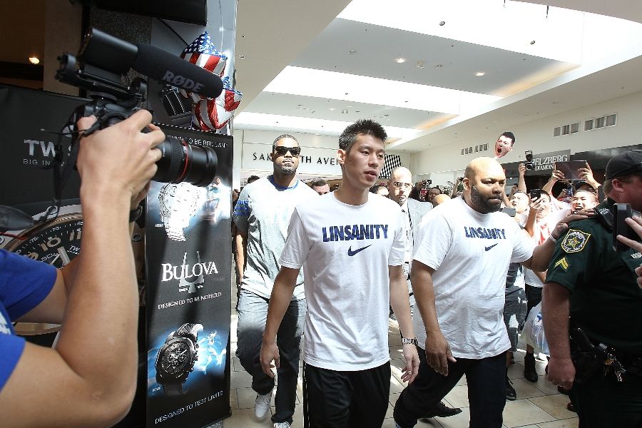 Jeremy Lin at Florida Mall Foot Locker 2012 All-Star Weekend (4)