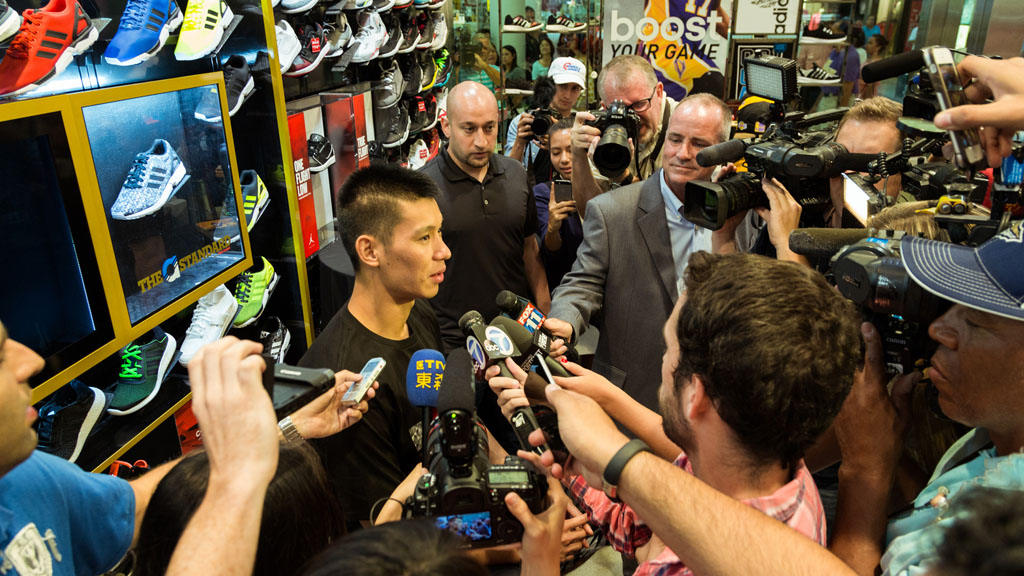 Jeremy Lin Meets Fans at Culver City Foot Locker (1)