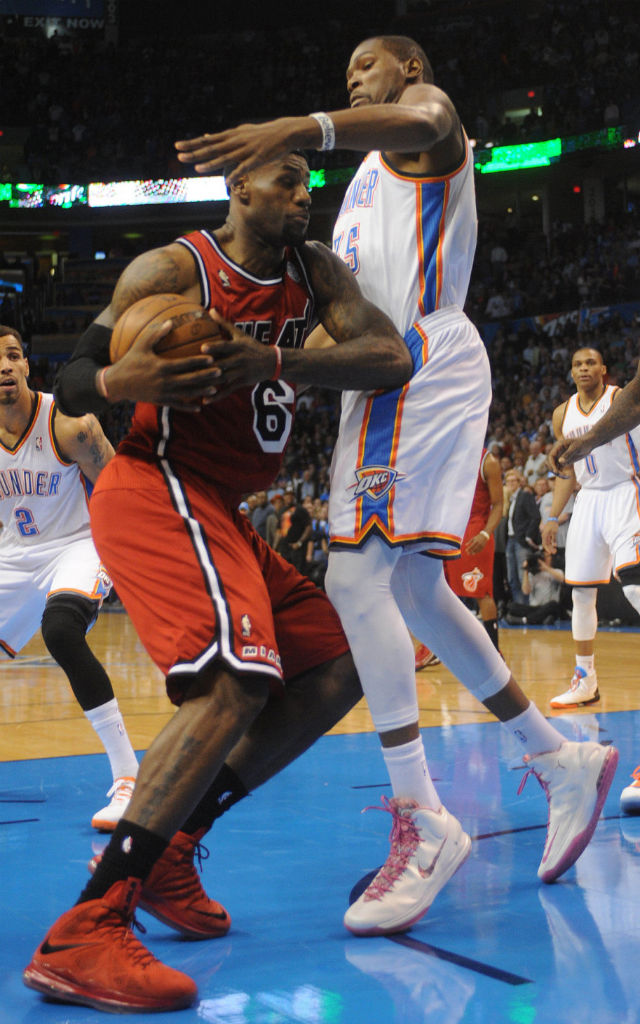 Kevin Durant wears Nike Zoom KD V Aunt Pearl (2)