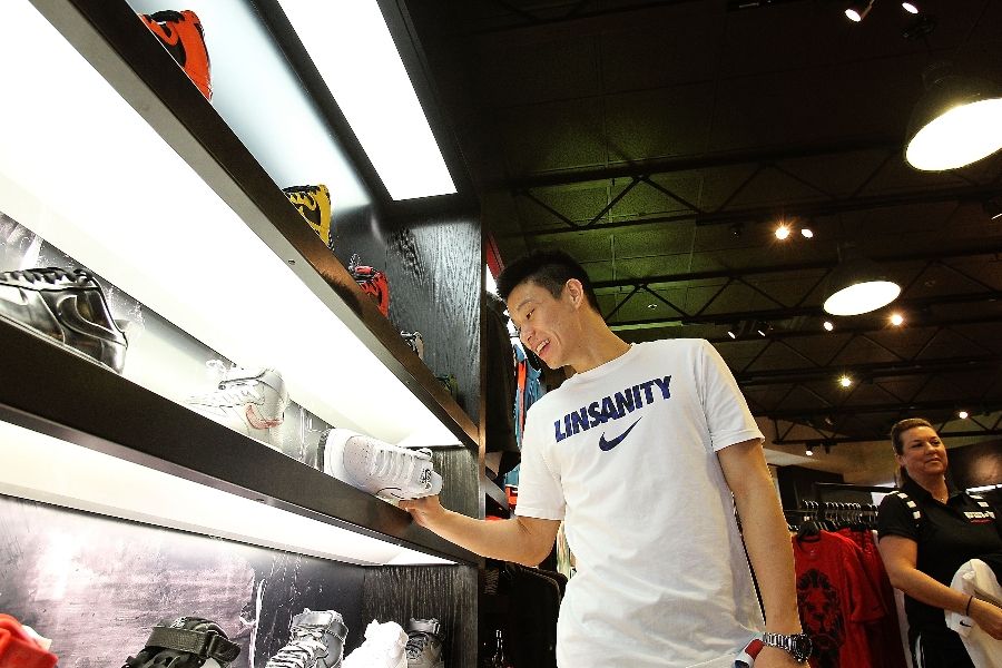 Jeremy Lin at Florida Mall Foot Locker 2012 All-Star Weekend (1)