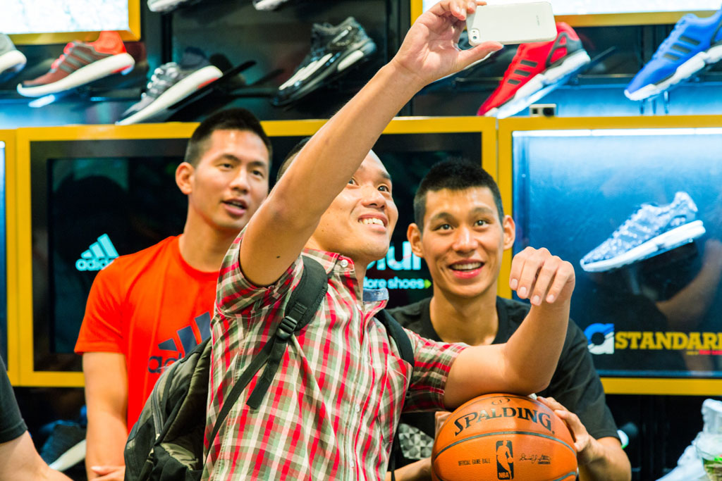 Jeremy Lin Meets Fans at Culver City Foot Locker (3)