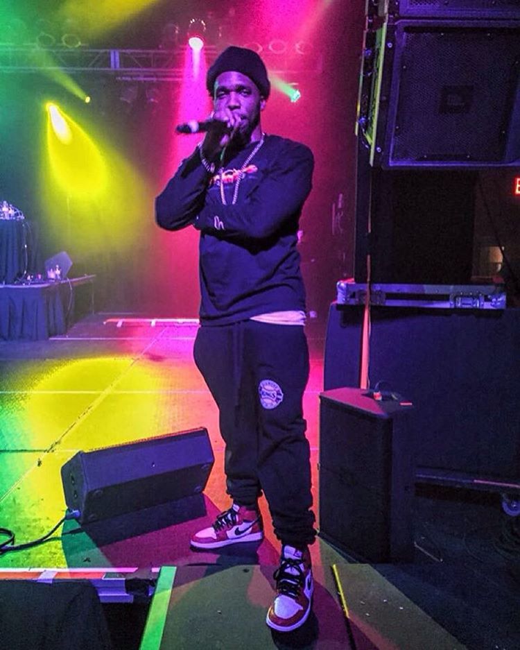 Currensy wearing the 'Chicago' Air Jordan 1