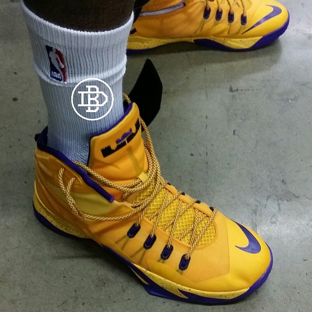 Julius Randle wearing Nike Zoom Soldier 8 Lakers PE