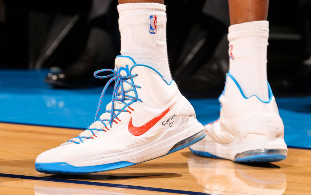 Kevin Durant wears Nike KD V for Newtown, Connecticut (1)