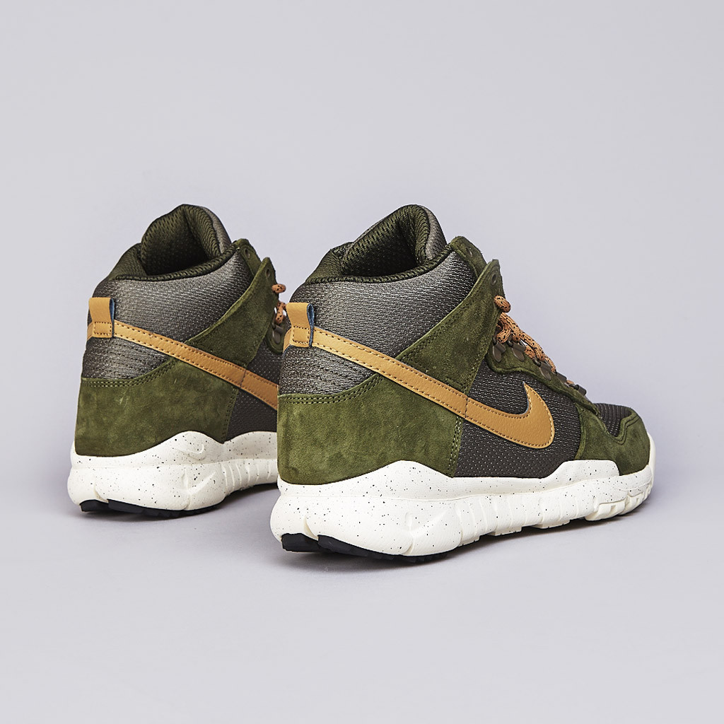 Nike Dunk High OMS Light Green Flat Gold and Medium Olive heel