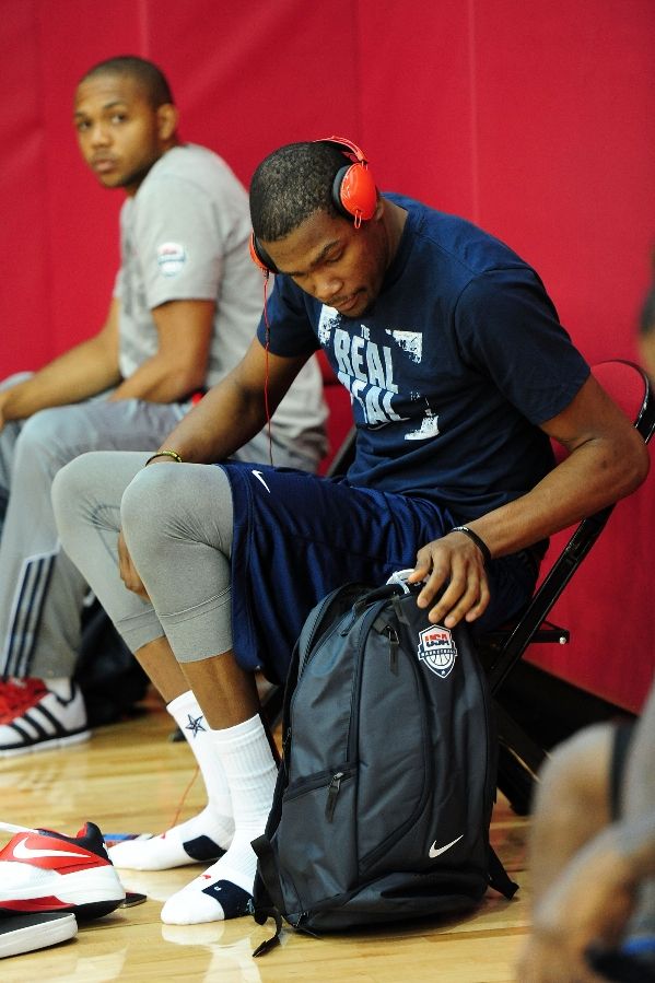 Kevin Durant wearing Nike Zoom KD IV USA (2)