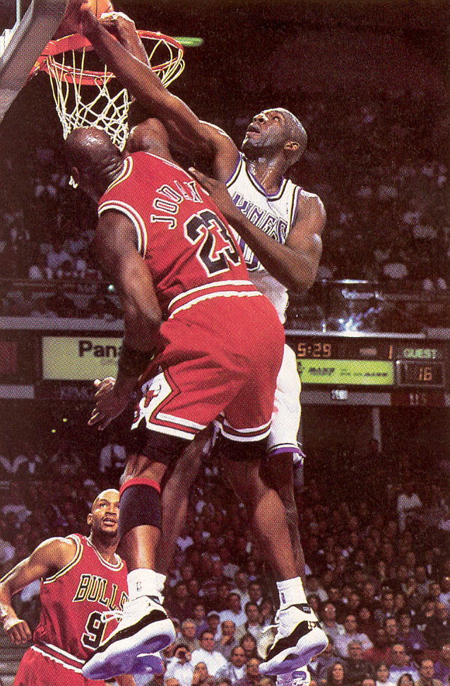 Michael Jordan wearing Air Jordan XI 11 Concord (33)