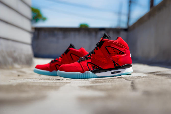 Nike Air Tech Challenge Hybrid in Chilling Red