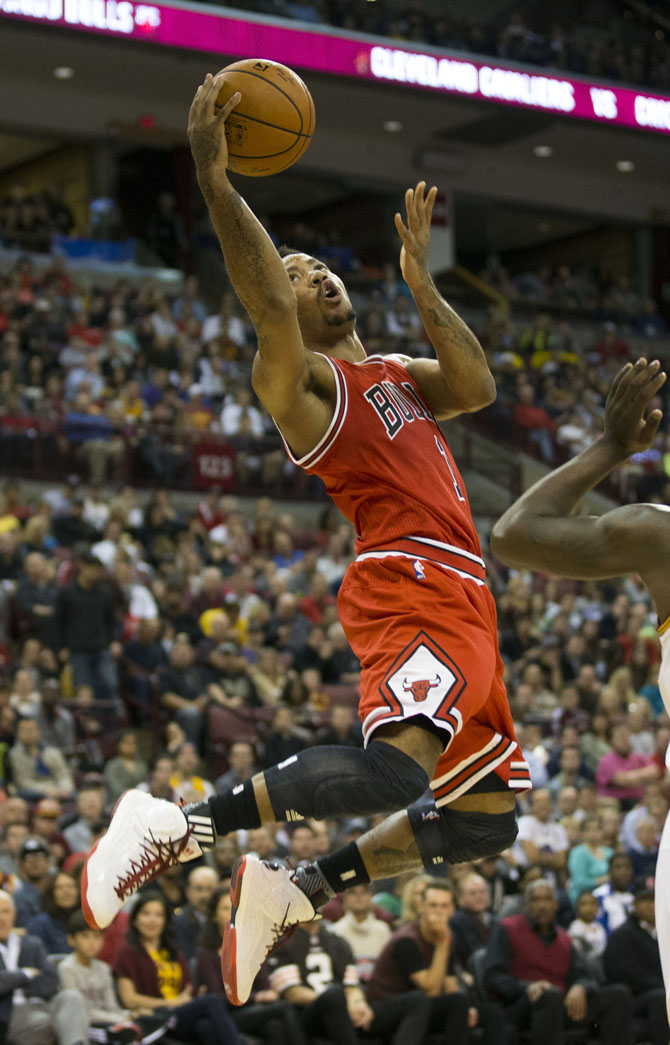 Derrick Rose Cooks Kyrie Irving in the adidas D Rose 5 Boost (1)