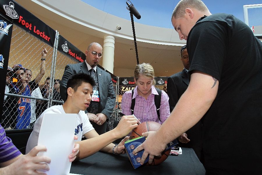 Jeremy Lin at Florida Mall Foot Locker 2012 All-Star Weekend (7)