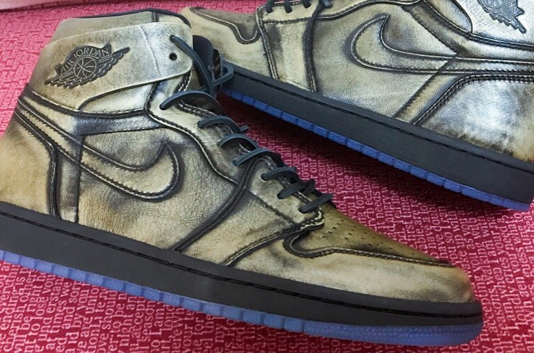 how much does a pair of jordan 1 weigh