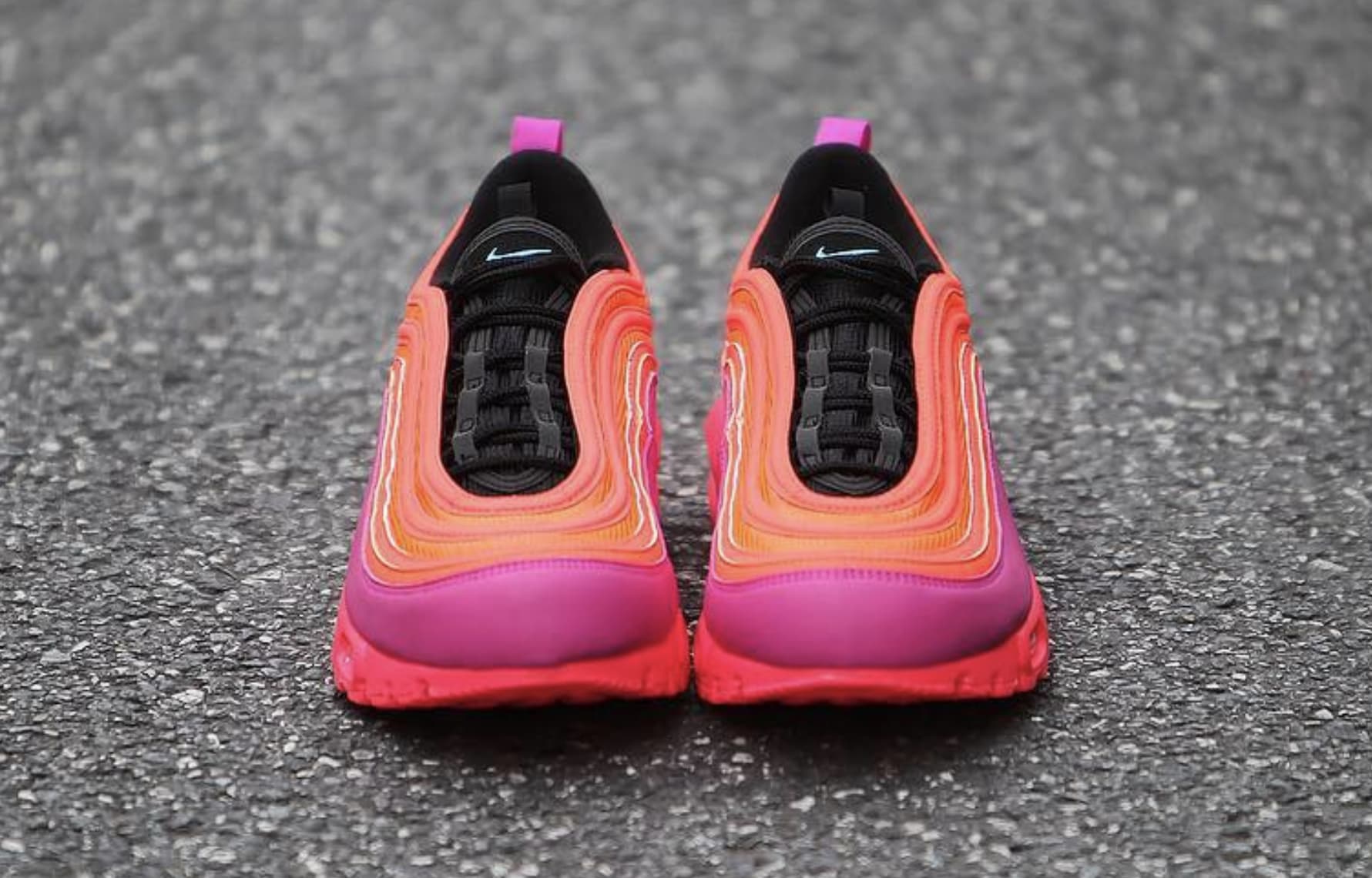 pink and black nike air max plus