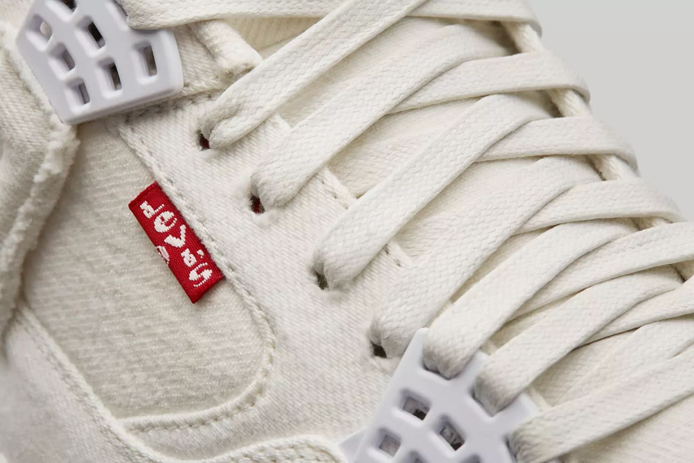 White Levi's x Air Jordan 4 Release AO2571-1001 | Sole