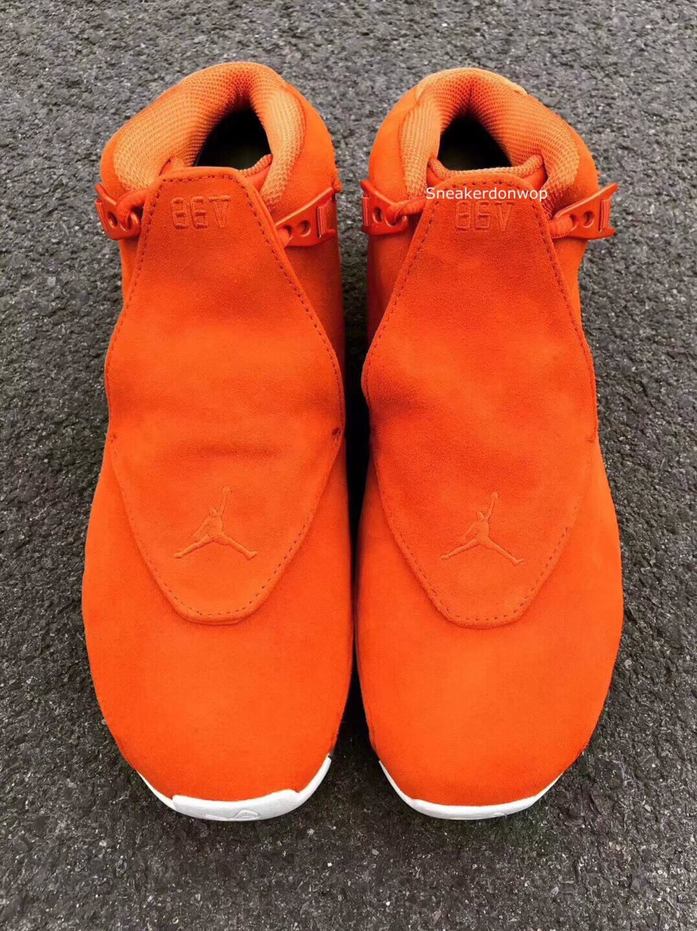 Orange jordan 18 deals