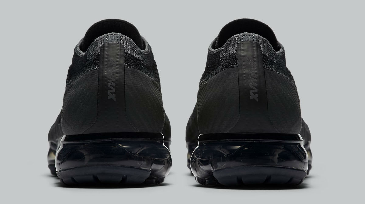 all black vapormaxes