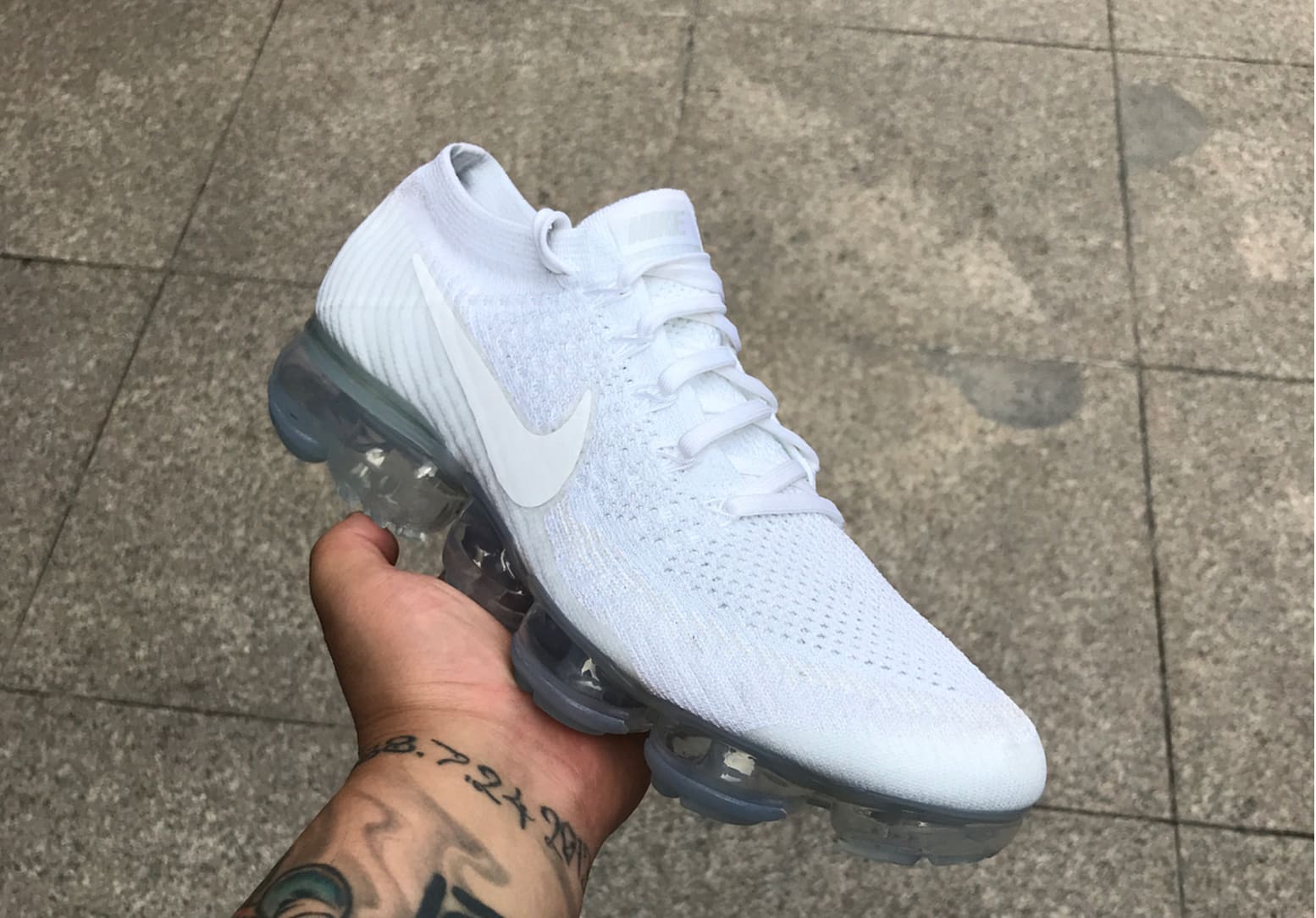 white nike vapormax plus