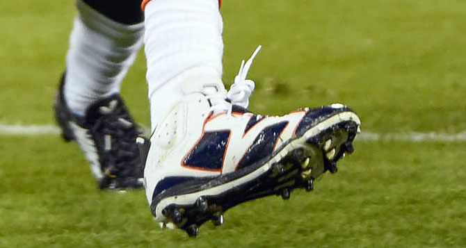 Alshon Jeffery wearing Air Jordan VI 6 Bears Cleats (2)