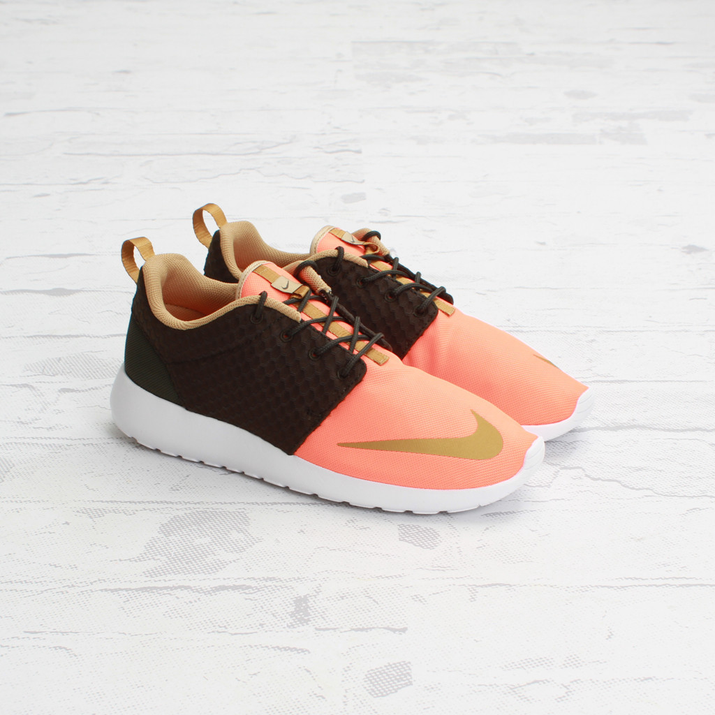 Nike roshe one on sale gold