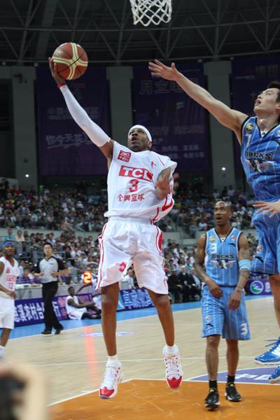 Allen Iverson wearing Reebok Question White Red (9)