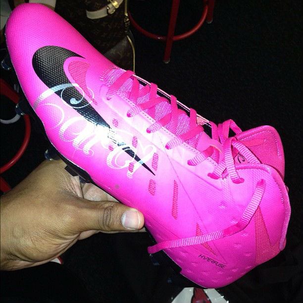 Larry Fitzgerald's Carol Nike Vapor Talon Elite Cleats for Breast Cancer  Awareness