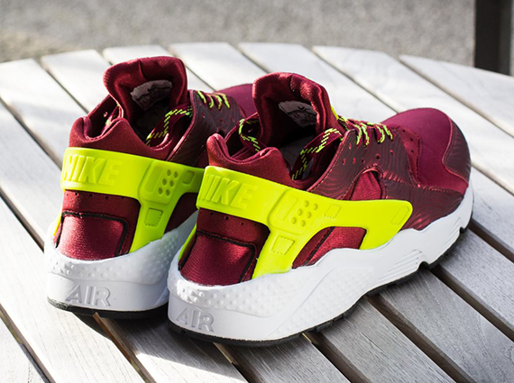 Nike huarache 2025 team red volt