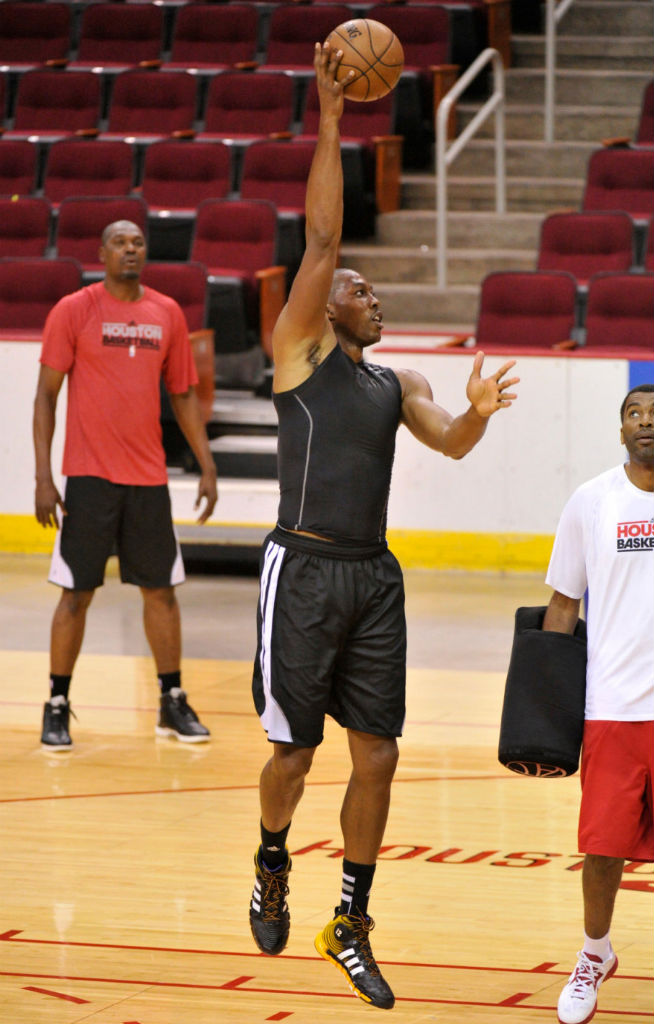 Dwight Howard wearing adidas D Howard 4 Lakers PE (2)