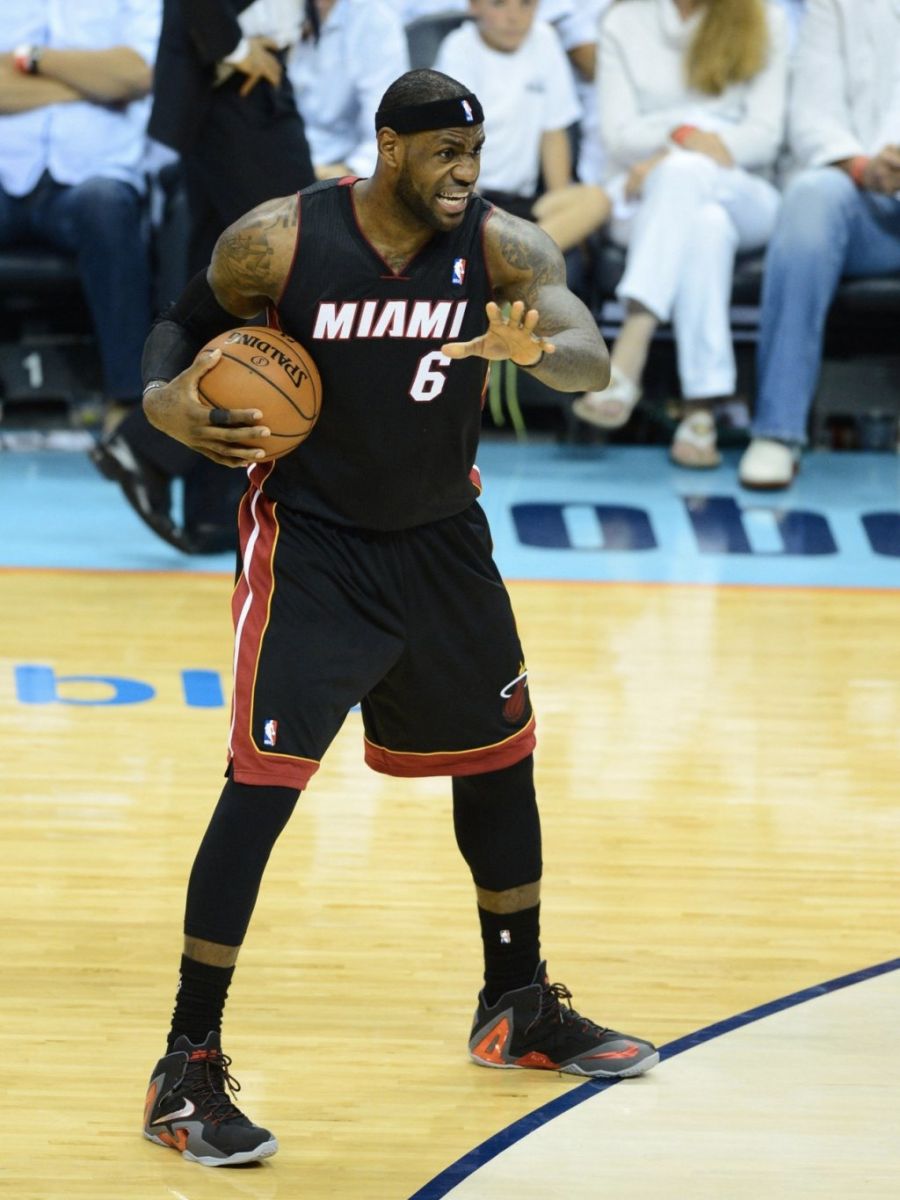 lebron james wearing lebron 11