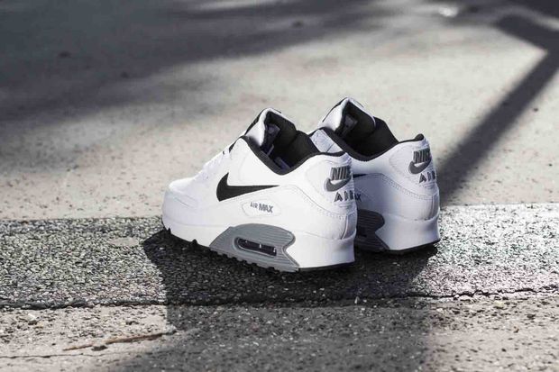 nike air max 90 white with black swoosh