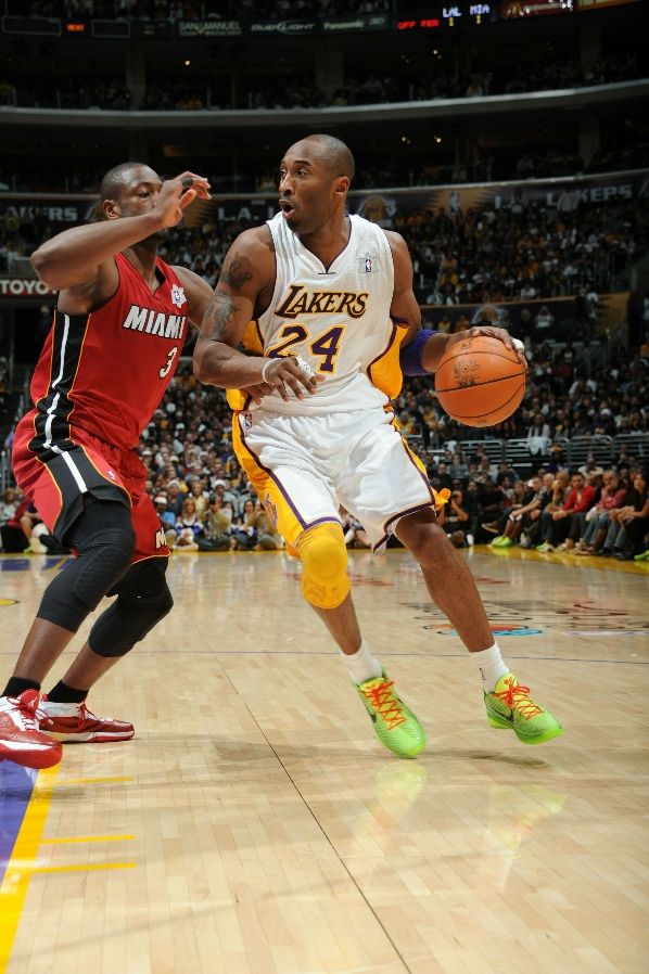 Kobe Bryant wearing the Nike Zoom Kobe VI; Dwyane Wade wearing the Air Jordan 2011