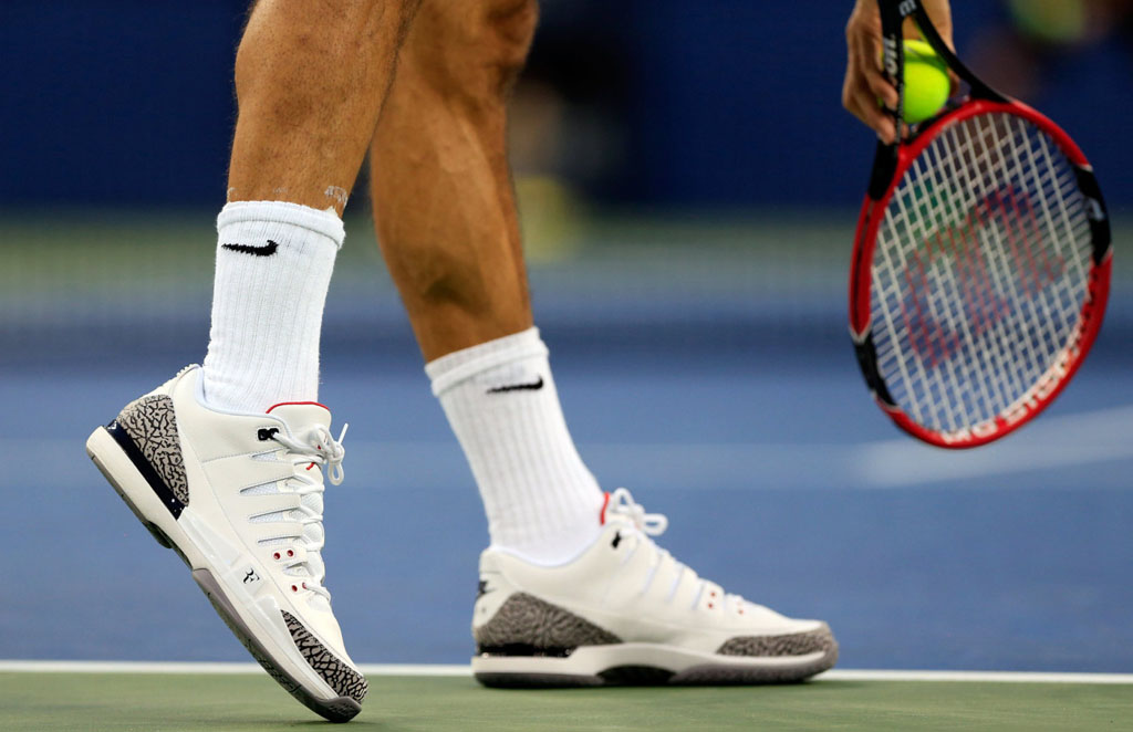 Roger Federer wearing NikeCourt Zoom Vapor AJ3 (1)