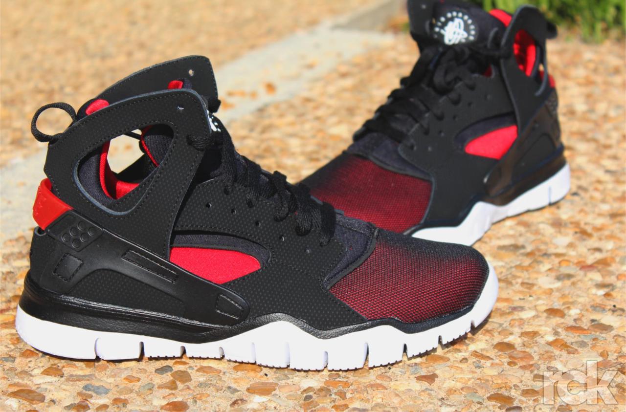 Nike huarache hotsell black with red