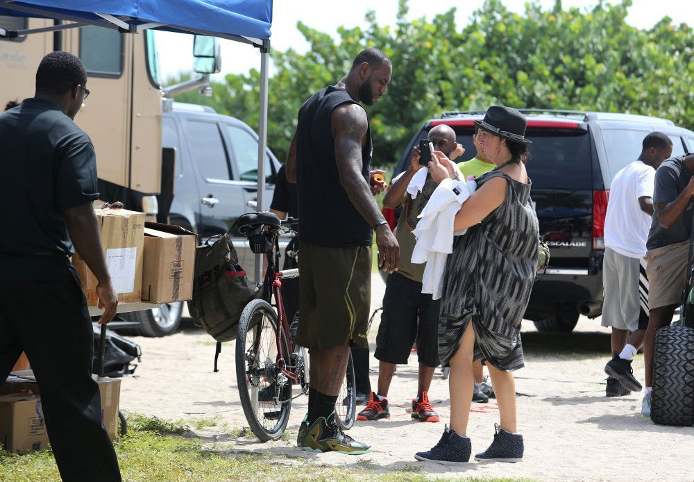 LeBron James wearing Nike LeBron XI Parachute Gold (1)