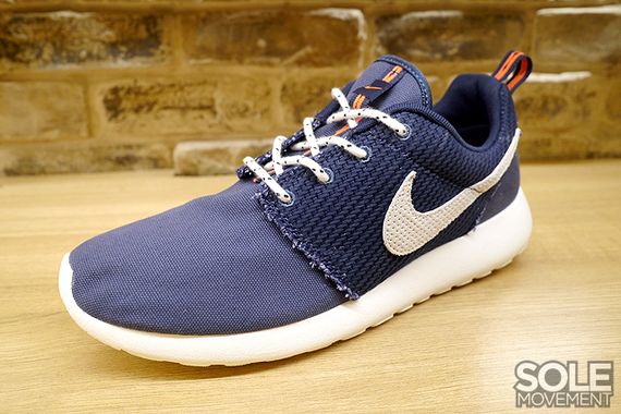 Navy on sale roshe one