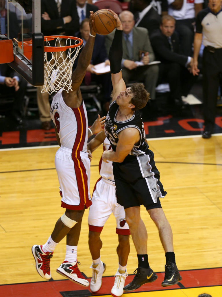 Highlight // LeBron James Blocks Splitter In Nike LeBron X PS Elite PE (7)