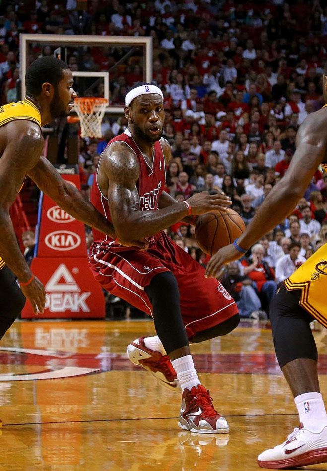 LeBron James Wears Nike LeBron 11 Red/Silver PE (1)